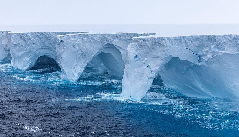 Ein Forscher beschreibt den Eisberg wie &laquo;eine Wand von Horizont zu Horizont&raquo;.