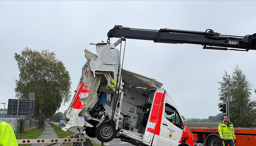 Der Rettungswagen wurde von der Unfallstelle geborgen.