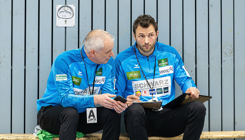 Wie gehen wir es an? Besprechung im TSB-Trainerteam (rechts: Oliver He&szlig;).