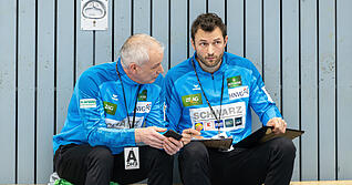 Wie gehen wir es an? Besprechung im TSB-Trainerteam (rechts: Oliver He&szlig;).