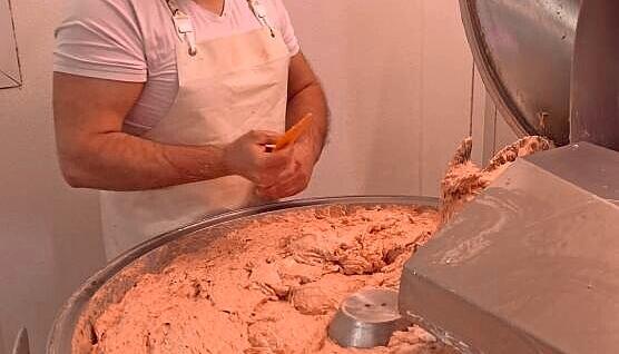 Florian Gollerthan bereitet die Wurstmasse f&uuml;r Wienerle vor.