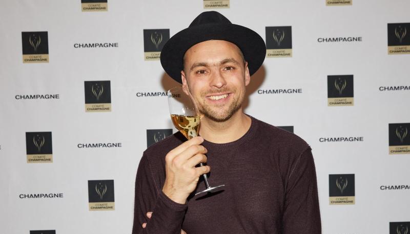 Max Mutzke, Musiker, Sänger, und diesjähriger Preisträger, bei der Verleihung des Champagne-Preises für Lebensfreude. Max Mutzke, Musiker, Sänger, und diesjähriger Preisträger, bei der Verleihung des Champagne-Preises für Lebensfreude.