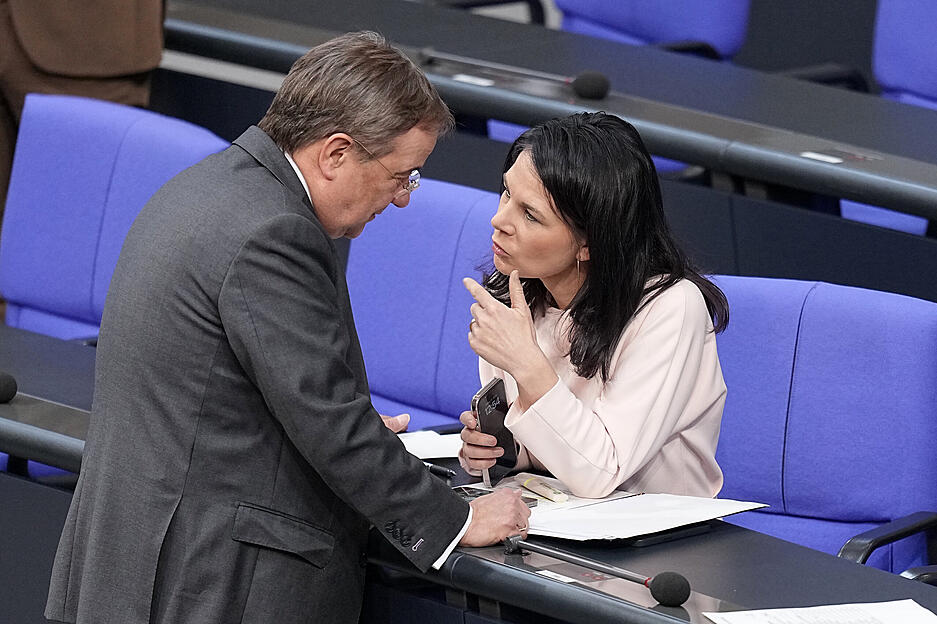 Annalena Baerbock (Bündnis 90/Die Grünen), Außenministerin, und Armin Laschet sind ins Gespräch vertieft.