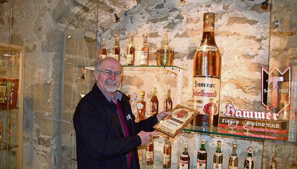 Die Sammlung umfasst zahlreiche Originalabfüllungen der Weinbrennerei Hammer. Interessante Exponate lassen das Unternehmen lebendig werden.Foto: Elke Khattab