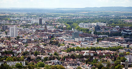 Blick vom Wartberg auf die Stadt: Heilbronn hat vor Kurzem die Corona-Vorwarnstufe erreicht. Foto: dpa