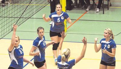 So macht Volleyball Spaß: Anne Vorsatz (links), Katrin Auer (Nummer 9), Jule Schneider (oben), Anna-Lena Rahe (vorne Mitte) und Kim Kretzler feiern mit dem SV Sinsheim den dritten Sieg im dritten Spiel.Fotos: Klaus Krüger