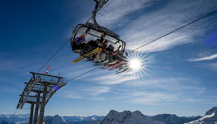 An der Zugspitze er&ouml;ffnete das Skigebiet im November. Die Hauptsaison dort und vielen anderen alpinen Skigebieten beginnt an diesem Wochenende. (Archiv)