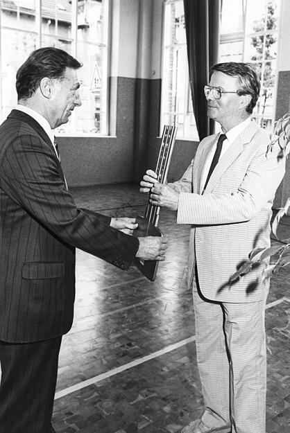 Am 01.06.1989 ist Schlüsselübergabe und offizielle Einweihung. Links im Bild ist Oberbürgermeister Dr. Manfred Weinmann. Am 01.06.1989 ist Schlüsselübergabe und offizielle Einweihung. Links im Bild ist Oberbürgermeister Dr. Manfred Weinmann.