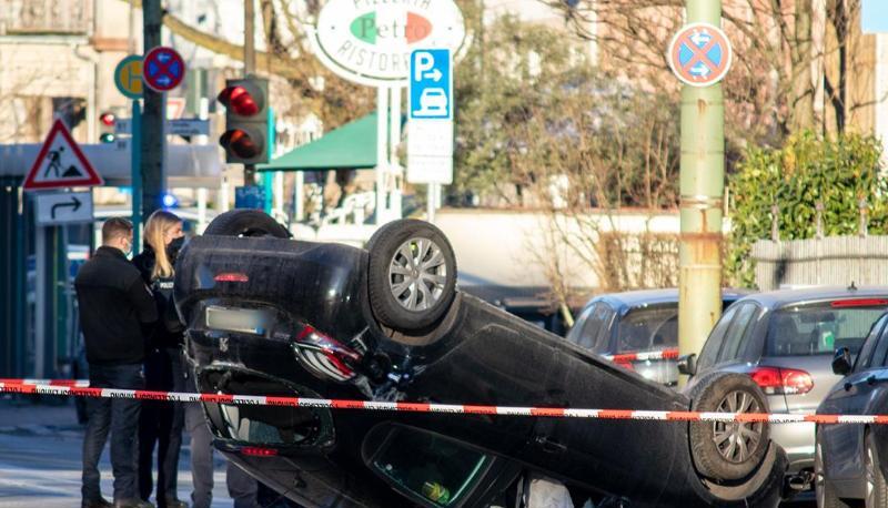 Polizisten an der Unglücksstelle. Es wird weiterhin davon ausgegangen, dass es sich um einen Unfall handelte.