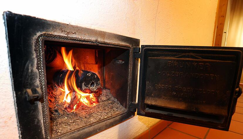 Um die Luft zu verbessern, schlug der Präsident des Umweltbundesamtes Messner unter anderem einen Abschied vom Heizen mit Holz vor. Zudem müsse der Verkehr in den Städen reduziert werden. Um die Luft zu verbessern, schlug der Präsident des Umweltbundesamtes Messner unter anderem einen Abschied vom Heizen mit Holz vor. Zudem müsse der Verkehr in den Städen reduziert werden.
