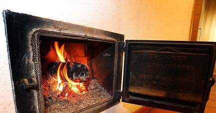 Um die Luft zu verbessern, schlug der Präsident des Umweltbundesamtes Messner unter anderem einen Abschied vom Heizen mit Holz vor. Zudem müsse der Verkehr in den Städen reduziert werden. Um die Luft zu verbessern, schlug der Präsident des Umweltbundesamtes Messner unter anderem einen Abschied vom Heizen mit Holz vor. Zudem müsse der Verkehr in den Städen reduziert werden.