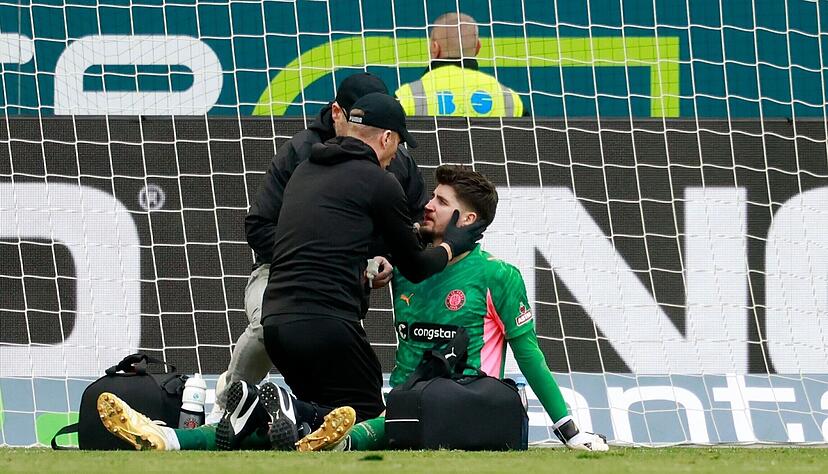 Alles klar? Torwart Nikola Vasilj nach dem Zusammenprall mit Grischa Pr&ouml;mel.