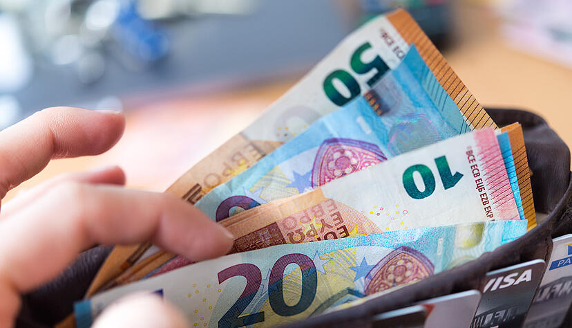 Ob beim Bäcker, an der Tankstelle oder im Supermarkt: Die meisten Einkäufe zahlen Deutschlands Verbraucher immer noch bar. Ob beim Bäcker, an der Tankstelle oder im Supermarkt: Die meisten Einkäufe zahlen Deutschlands Verbraucher immer noch bar.
