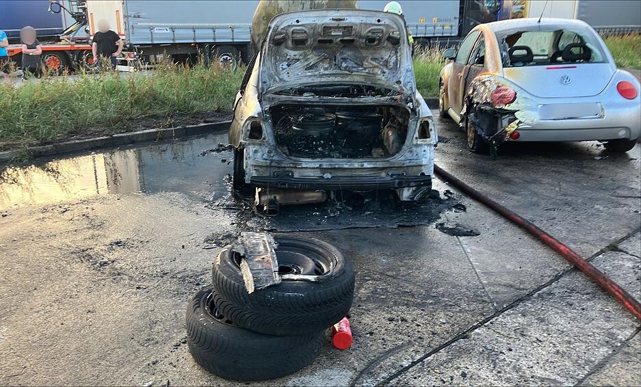 Die Hitze und Flammen beschädigten einen daneben geparkten VW Beetle.