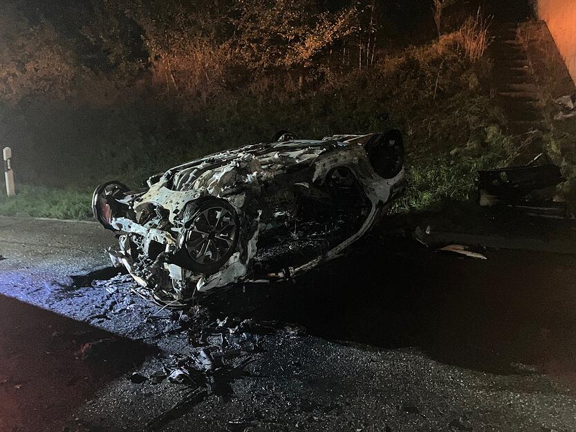 Das Fahrzeug, ein Kia, brannte komplett aus, nachdem es sich überschlagen hatte.