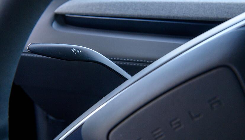 Im Gegensatz zum Tesla Model 3 Facelift verfügt das Tesla Model Y «Juniper» über einen herkömmlichen Blinker. Im Gegensatz zum Tesla Model 3 Facelift verfügt das Tesla Model Y «Juniper» über einen herkömmlichen Blinker.