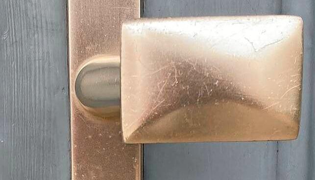 Die Polizei hat die Eingangstür des Einfamilienhauses versiegelt.
Foto: Kümmerle