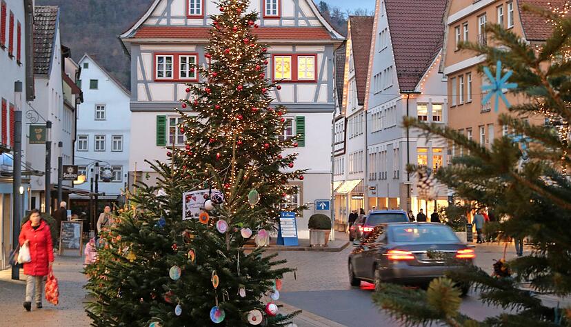 Die festlich geschmückte Innenstadt von Künzelsau lädt schon die gesamte Adventszeit zum Weihnachtseinkauf ein. Aber wie gut lief das Geschäft tatsächlich mit Blick auf Corona, Krieg und Inflation? Die festlich geschmückte Innenstadt von Künzelsau lädt schon die gesamte Adventszeit zum Weihnachtseinkauf ein. Aber wie gut lief das Geschäft tatsächlich mit Blick auf Corona, Krieg und Inflation?