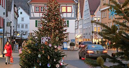 Die festlich geschmückte Innenstadt von Künzelsau lädt schon die gesamte Adventszeit zum Weihnachtseinkauf ein. Aber wie gut lief das Geschäft tatsächlich mit Blick auf Corona, Krieg und Inflation?
Fotos: Tamara Ludwig