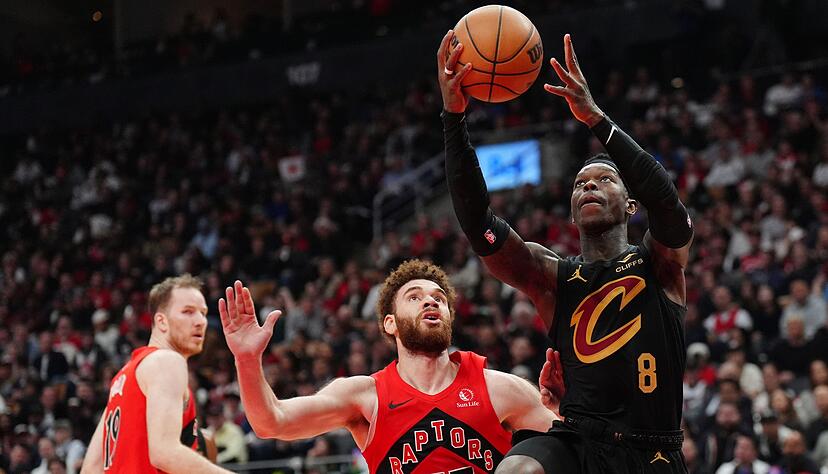 Dennis Schr&ouml;der (r.) kam f&uuml;r die Cleveland Cavaliers in Toronto wieder von der Bank.