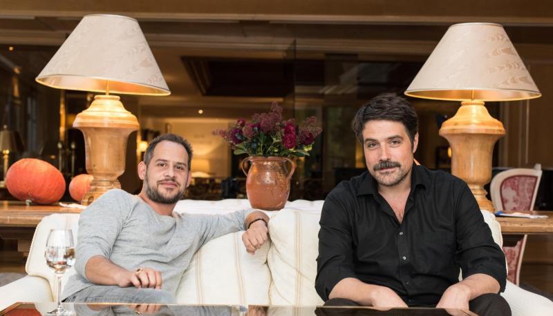 Moritz Bleibtreu (l) und Regisseur Johannes Naber während eines Interviews. Foto: P.Seeger