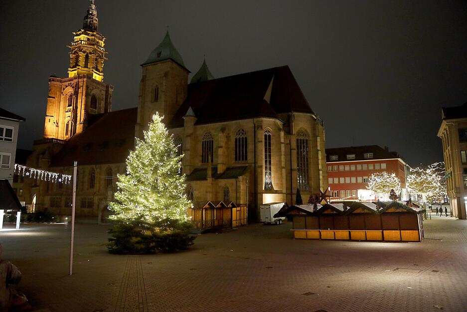 Erster Abend der Ausgangssperre für Ungeimpfte in Heilbronn. Kiliansplatzt mit restlichen Ständen des abgesagten Weihnachtsmarktes.