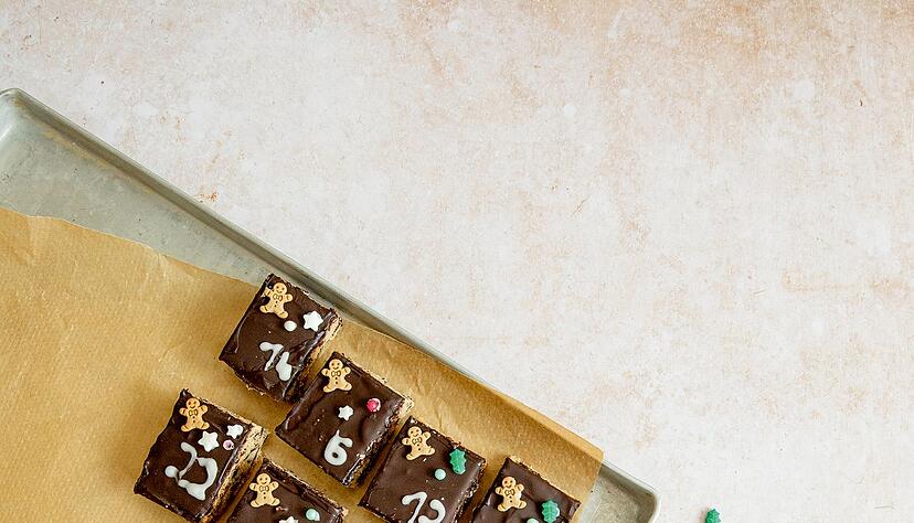 Der Adventskalender zum Selberbacken ist eine Art Schokoladenbrot, das in kleine Quadrate geschnitten und mit Zuckerdekor beschriftet wird.