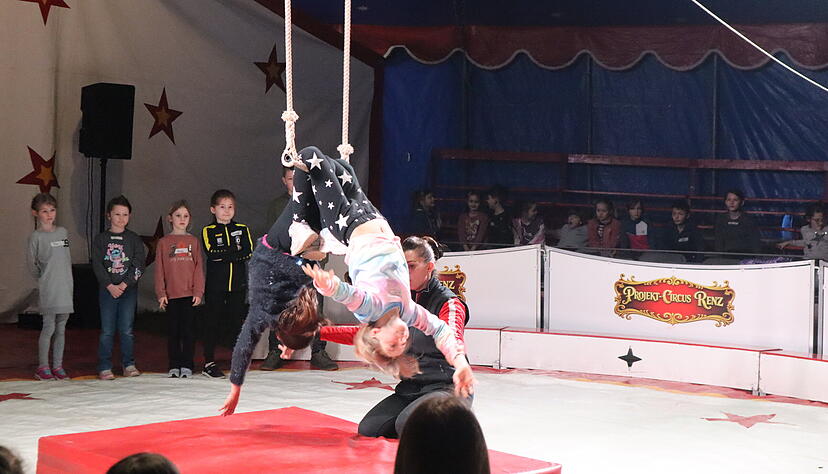 Unter der Anweisung der Trainerin Milina Igen lernen die Kinder nicht nur Kunstst&uuml;cke am Trapez - sondern auch viel mehr.