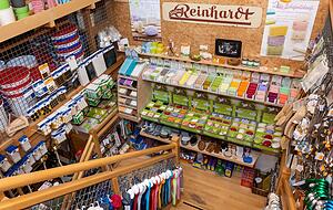 Mit Seifen und Waschmitteln fing es einmal an. Auch heute gibt es eine große Vielfalt davon − bis zu Schaf- und Stutenmilchseifen in verschiedenen Duftnoten. Mit Seifen und Waschmitteln fing es einmal an. Auch heute gibt es eine große Vielfalt davon − bis zu Schaf- und Stutenmilchseifen in verschiedenen Duftnoten.