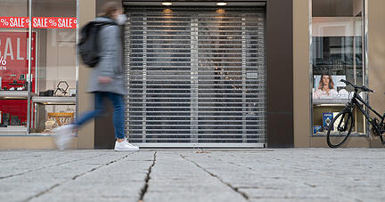 Das Rolltor eines Geschäftes ist heruntergelassen, da der Laden aufgrund der aktuellen Corona-Situation nicht öffnen darf. Vielen Geschäften drohen durch die Corona-Pandemie starke Umsatzeinbrüche oder gar die Schließung. Foto: dpa Das Rolltor eines Geschäftes ist heruntergelassen, da der Laden aufgrund der aktuellen Corona-Situation nicht öffnen darf. Vielen Geschäften drohen durch die Corona-Pandemie starke Umsatzeinbrüche oder gar die Schließung. Foto: dpa