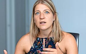 Sympathisch, authentisch − witzig, das ist die Lehrensteinsfelderin. Sie sagt: "Der Mensch hinter der Tätigkeit Schiedsrichter wird leider oft vergessen."
Foto: Mario Berger Sympathisch, authentisch − witzig, das ist die Lehrensteinsfelderin. Sie sagt: "Der Mensch hinter der Tätigkeit Schiedsrichter wird leider oft vergessen."
Foto: Mario Berger