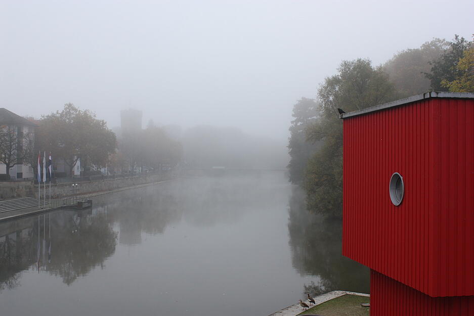 Das One Man Haus vor dem vernebelten Neckar in Heilbronn.