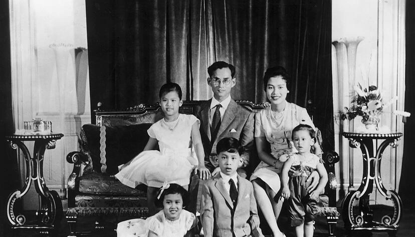 Mit König Bhumibol hatte Sirikit vier Kinder. (Archivbild) Mit König Bhumibol hatte Sirikit vier Kinder. (Archivbild)