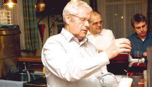 Werner Beck im Vereinsheim der Turngemeinde Forchtenberg. Seit 40 Jahren k&uuml;mmert er sich hier um die Bewirtung der Mitglieder und G&auml;ste.Foto: Hagen Stegm&uuml;ller