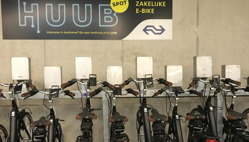 Ladestation f&uuml;r E-Bikes ist in einer Fahrradparkgarage am Bahnhof. Dies ist ein Pilotprojekt, bei dem man E-Bikes dienstlich mieten kann.