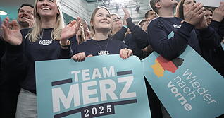 23.02.2025, Berlin: CDU-Anhänger reagieren im Konrad-Adenauer-Haus nach der Prognose zum Ergebnis der Bundestagswahl. Am Sonntag fand die vorgezogene Wahl zum 21. Deutschen Bundestag statt. Foto: Michael Kappeler/dpa +++ dpa-Bildfunk +++ 23.02.2025, Berlin: CDU-Anhänger reagieren im Konrad-Adenauer-Haus nach der Prognose zum Ergebnis der Bundestagswahl. Am Sonntag fand die vorgezogene Wahl zum 21. Deutschen Bundestag statt. Foto: Michael Kappeler/dpa +++ dpa-Bildfunk +++
