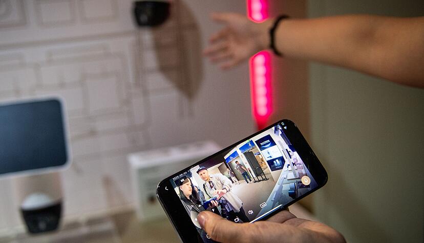 Per Smartphone lassen sich vernetzte Überwachungskameras bequem steuern und kontrollieren.