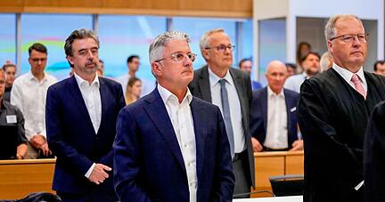 Der ehemalige Audi-Chef Rupert Stadler (M) wartet im Landgericht M&uuml;nchen auf das Urteil.