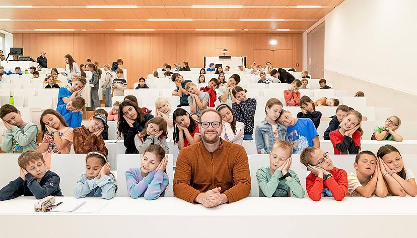 Eine Runde schlafen? Nur fürs Foto. Danach sind die jungen Studenten fit für die Vorlesung mit Professor Manuel Spitschan.
Foto: Lina Bihr Eine Runde schlafen? Nur fürs Foto. Danach sind die jungen Studenten fit für die Vorlesung mit Professor Manuel Spitschan.
Foto: Lina Bihr