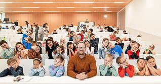 Eine Runde schlafen? Nur fürs Foto. Danach sind die jungen Studenten fit für die Vorlesung mit Professor Manuel Spitschan.
Foto: Lina Bihr Eine Runde schlafen? Nur fürs Foto. Danach sind die jungen Studenten fit für die Vorlesung mit Professor Manuel Spitschan.
Foto: Lina Bihr