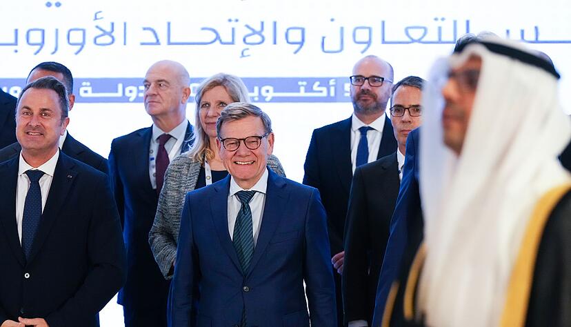Der deutsche Au&szlig;enminister Johann Wadephul (M) in Kuwait.