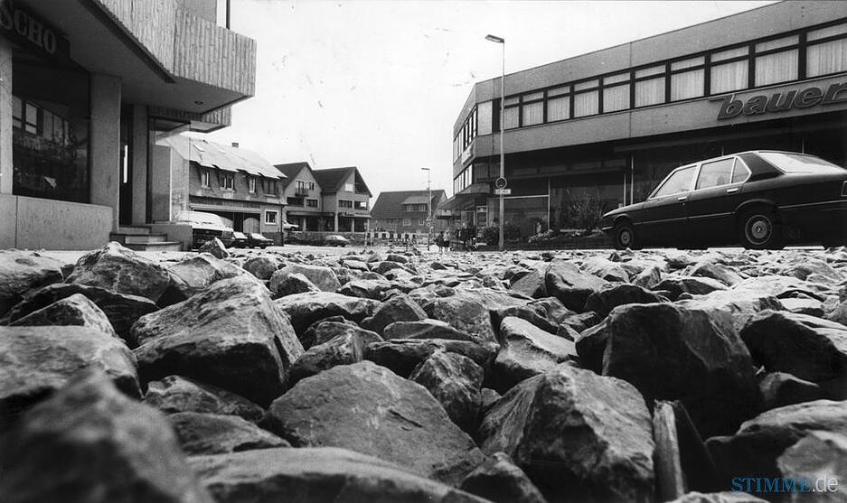 Im April 1983 wird die Kirchenstraße für die spätere Fußgängerzone ausgebaut. Im April 1983 wird die Kirchenstraße für die spätere Fußgängerzone ausgebaut.