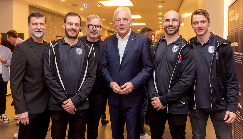 Oberbürgermeister und Eishockey-Fan Harry Mergel beim Fest des Sports eingerahmt von Funktionären und Spielern der Heilbronner Falken.