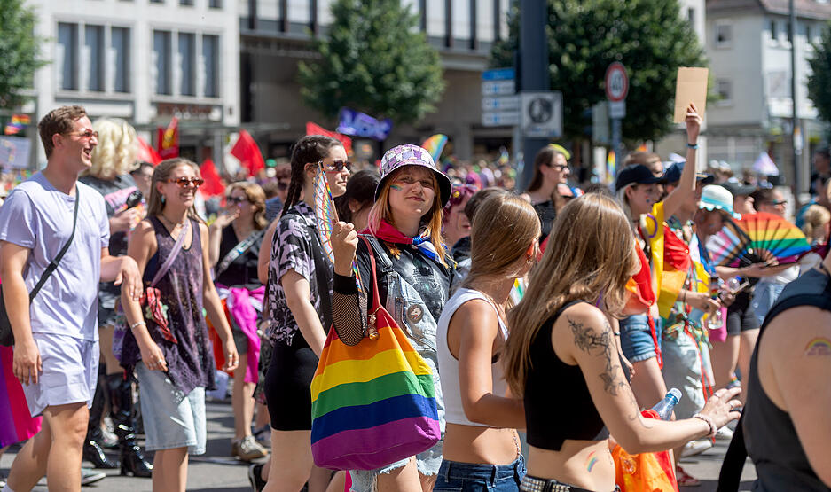 Regenbogenfahnen sind zum Zeichen der Pride-Bewegung und des Christopher Street Days geworden. Kein Wunder also, dass sie auch beim zweiten CSD in Heilbronn in der Menschenmenge zu sehen sind.