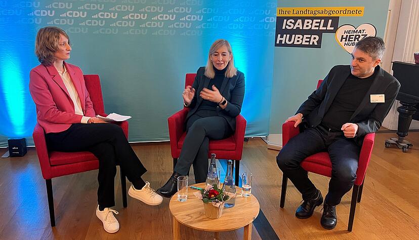 Isabell Huber, Nina Warken und Rainer Freyer (v.l.) diskutierten mit dem Publikum &uuml;ber aktuelle Herausforderungen in der Pflege und im Gesundheitswesen.