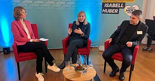 Isabell Huber, Nina Warken und Rainer Freyer (v.l.) diskutierten mit dem Publikum &uuml;ber aktuelle Herausforderungen in der Pflege und im Gesundheitswesen.