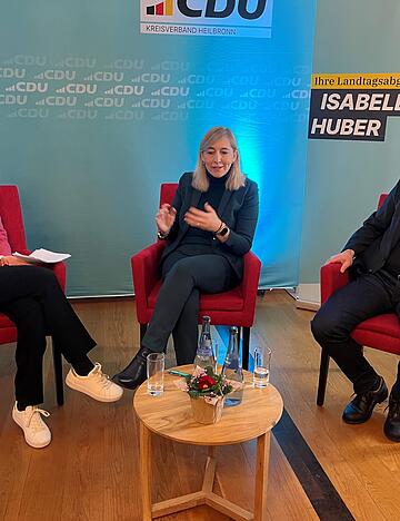 Isabell Huber, Nina Warken und Rainer Freyer (v.l.) diskutierten mit dem Publikum &uuml;ber aktuelle Herausforderungen in der Pflege und im Gesundheitswesen.
