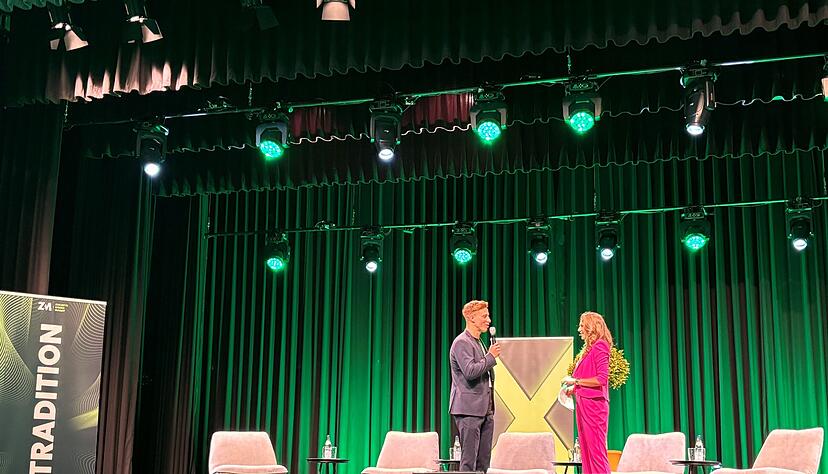 Samuel Keitel, Initiator und Gründer der Zukunftsmacher und Moderatorin Fanny Fee Werther, Journalistin bei der Welt, führt auf der Hauptbühne durch den Tag Samuel Keitel, Initiator und Gründer der Zukunftsmacher und Moderatorin Fanny Fee Werther, Journalistin bei der Welt, führt auf der Hauptbühne durch den Tag