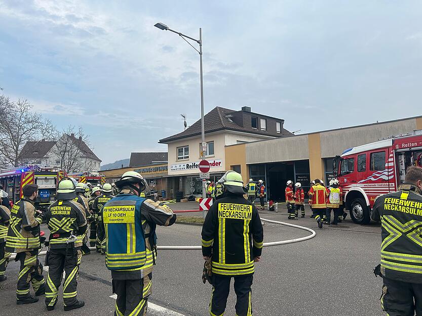 Wegen einer Rauchentwicklung bei Reifen Bender in Neckarsulm ist die Feuerwehr im Einsatz. Laut Angaben der Polizei soll es zu einem Brand in einer Wohnung über der Firma gekommen sein.