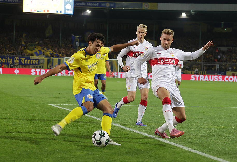 Maximilian Mittelstädt: Punktgenaue Flanke vor dem 1:1. Neben guten Offensivaktionen aber auch mit Ungenauigkeiten im Aufbau, die die VfB-Abwehr in Bredouille brachten. Vor dem 2:2 zu passiv vor der Flanke. Note: 4